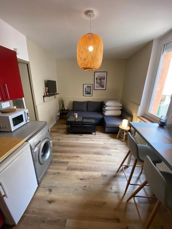 cocina y sala de estar con sofá y mesa en Henri’s Place, en Toulouse