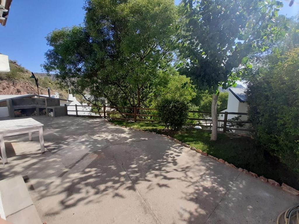 una entrada con un árbol y una valla en los Reyunos Club Náutico y Pesca - TiloHouse en San Rafael