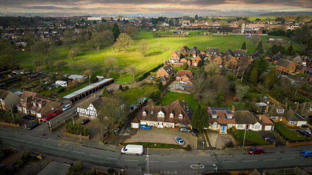 an aerial view of a town with houses and a street at Ashcroft Quiet Garden House-London Luton Airport in Luton