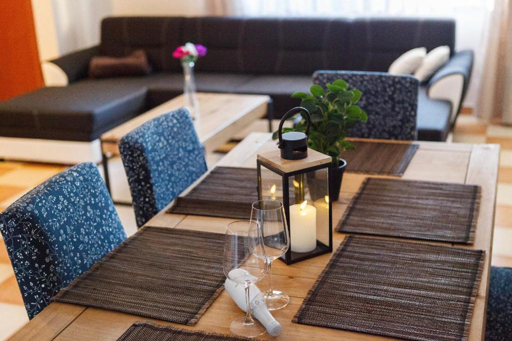 un tavolo in legno con sedie e una sala da pranzo di Vila Rozinka Lipno a Lipno nad Vltavou