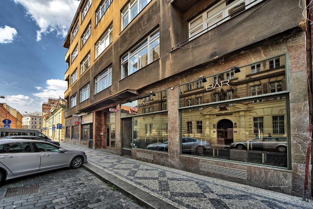 un coche aparcado en una calle al lado de un edificio en Apartments Vorsilska, en Praga