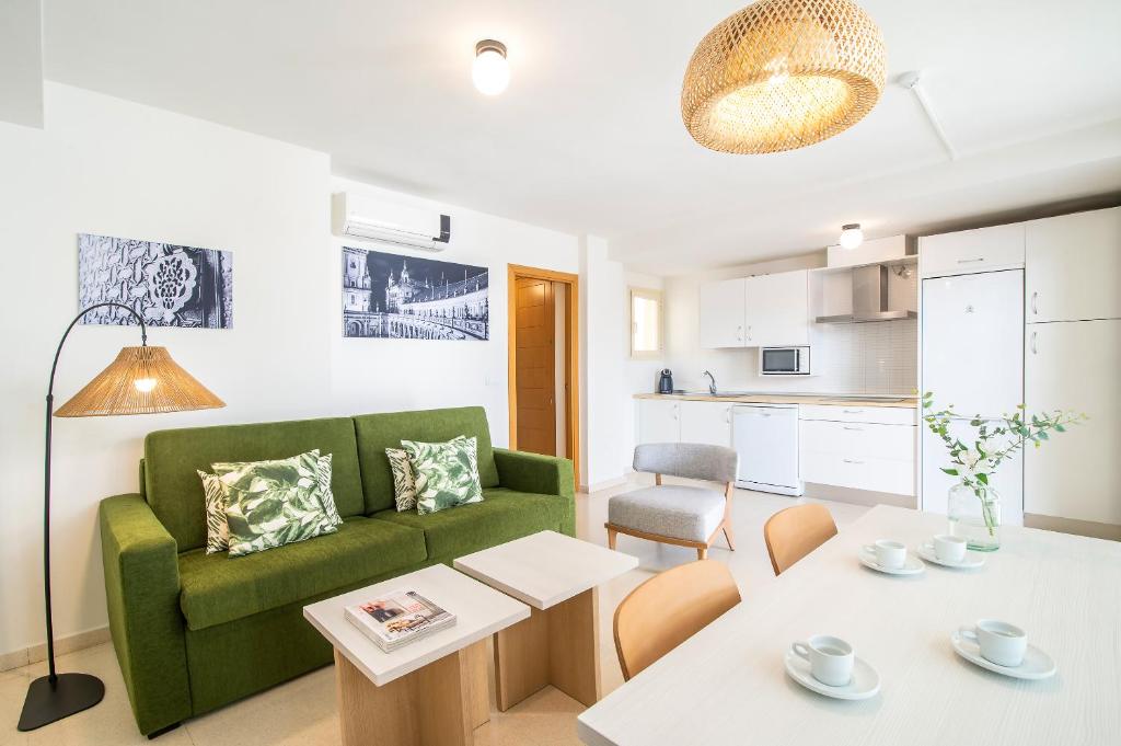 A kitchen or kitchenette at Pierre & Vacances Sevilla