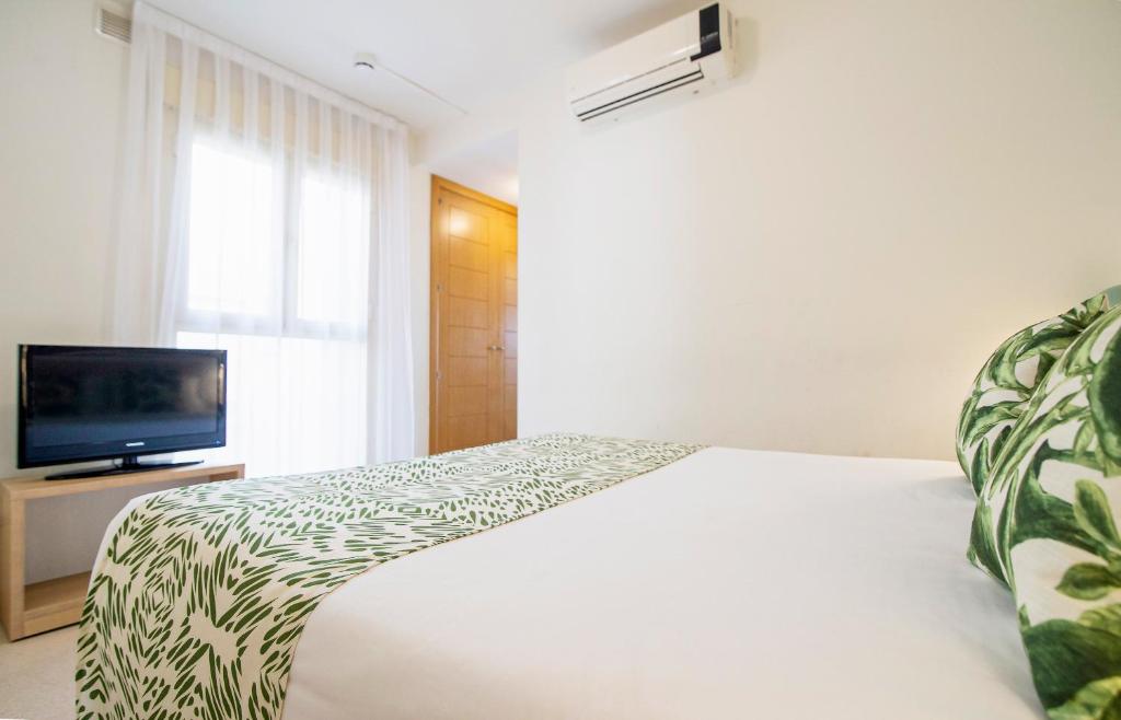 A bed or beds in a room at Pierre & Vacances Sevilla