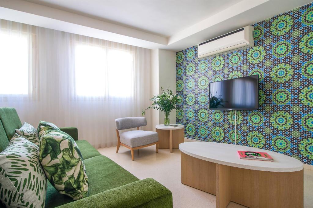 A television and/or entertainment centre at Pierre & Vacances Sevilla