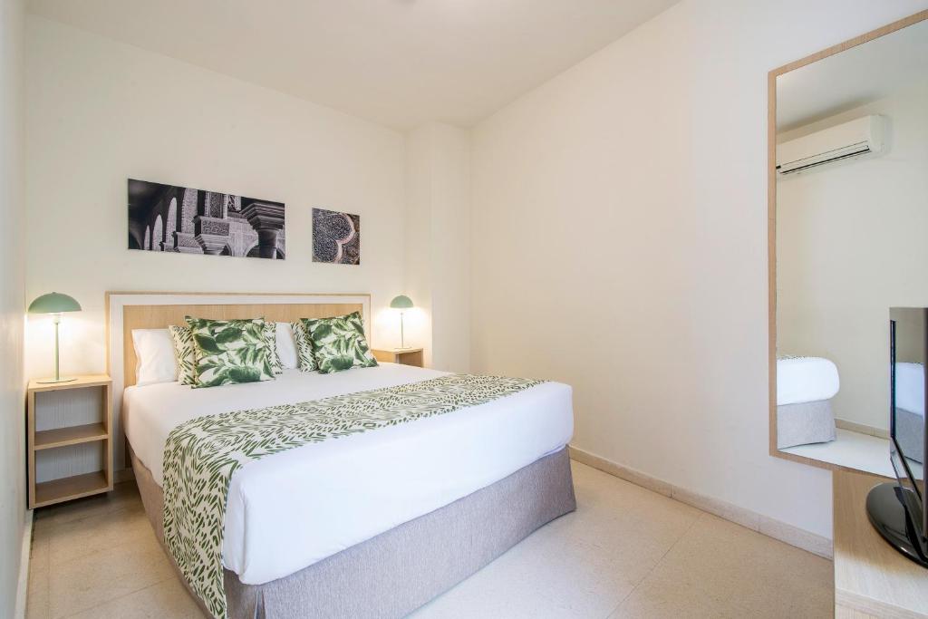 A bed or beds in a room at Pierre & Vacances Sevilla