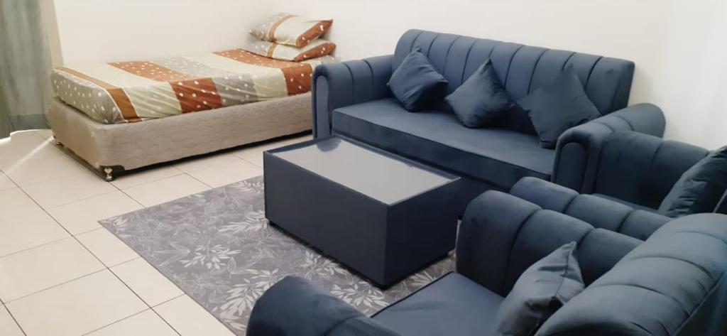 un soggiorno con divano e letto di Amazing 1BR Apt at silicon oasis Dubai for family a Dubai