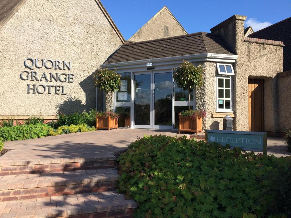 ラフバラーにあるQuorn Grange Hotelの女王変更ホテルの看板のある建物