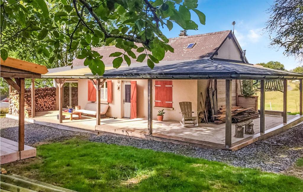 ein Haus mit einem Pavillon im Hof in der Unterkunft Gorgeous Home In Besmont With Wi-fi in Éparcy
