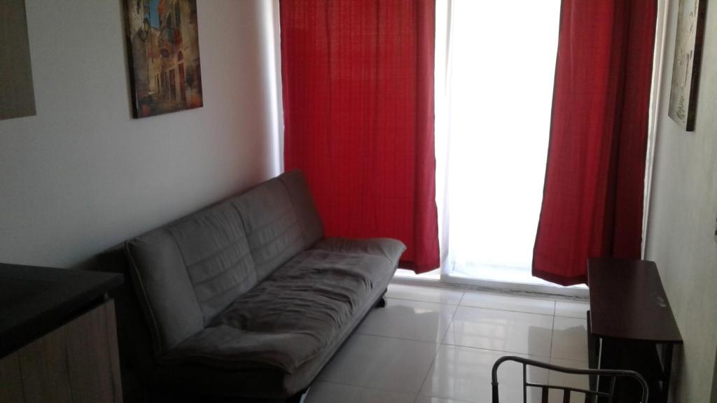 uma sala de estar com um sofá em frente a uma janela em DESCANSO DEL VIAJERO 2 em Santiago