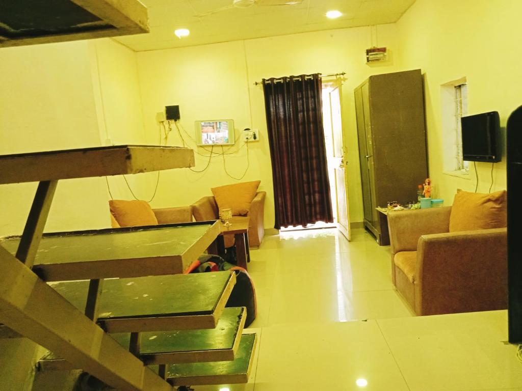 O zonă de relaxare la Duplex Jhopdi in Pune