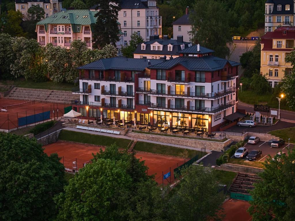 a large building in a city at night at Wellness Hotel Queens in Mariánské Lázně