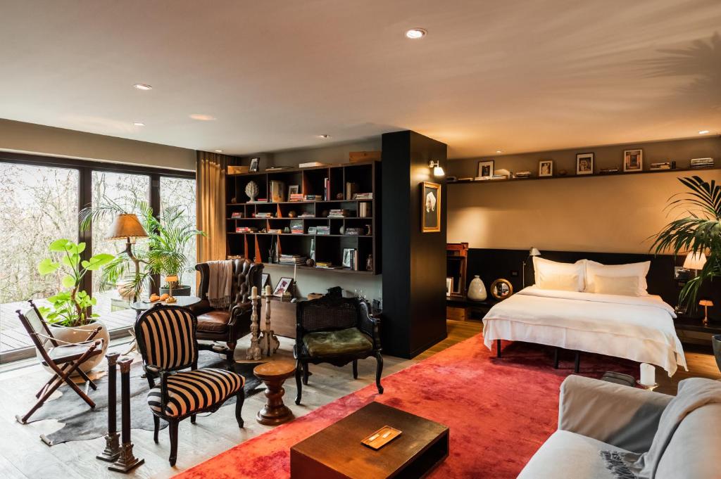 ブラショヴにあるLe Petit Chaletのベッドルーム1室(ベッド1台付)、リビングルームが備わります。
