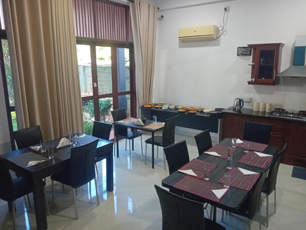Kuchyň nebo kuchyňský kout v ubytování Hotel Blue Bird