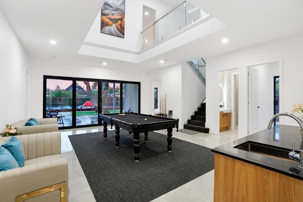 Posezení v ubytování Amazing Backyard - MAX Entertain Beachside Retreat