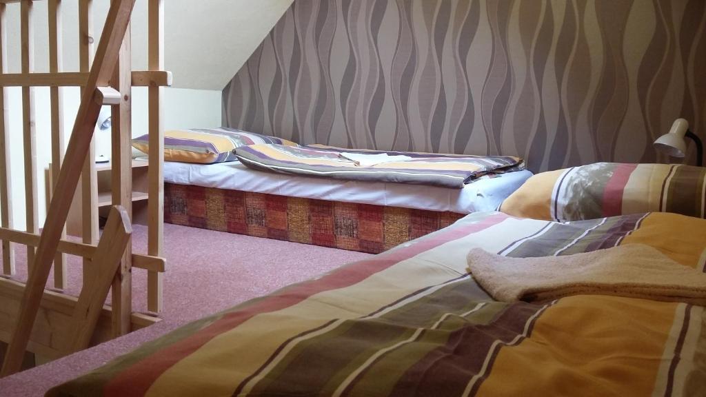 Postel nebo postele na pokoji v ubytování Penzion Skalíček
