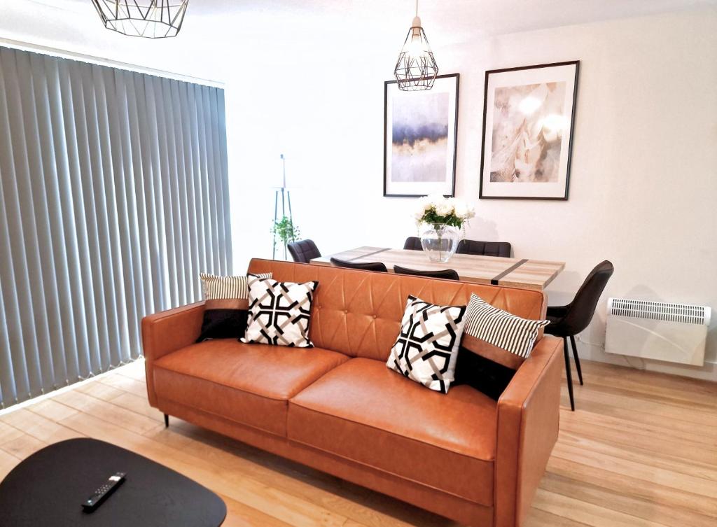 Manchester Apartments by BEVOLVE - City Centre في مانشستر: غرفة معيشة مع أريكة وطاولة