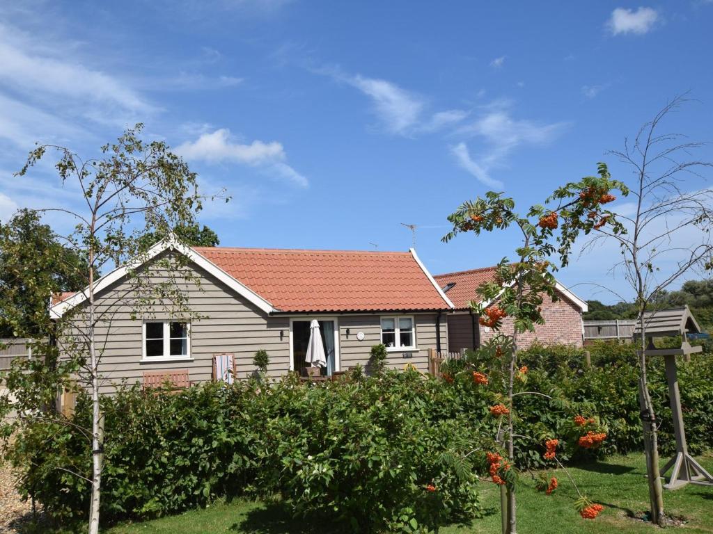 a house with a garden in front of it at 2 Bed in Winterton-on-Sea LOWFA in Winterton-on-Sea