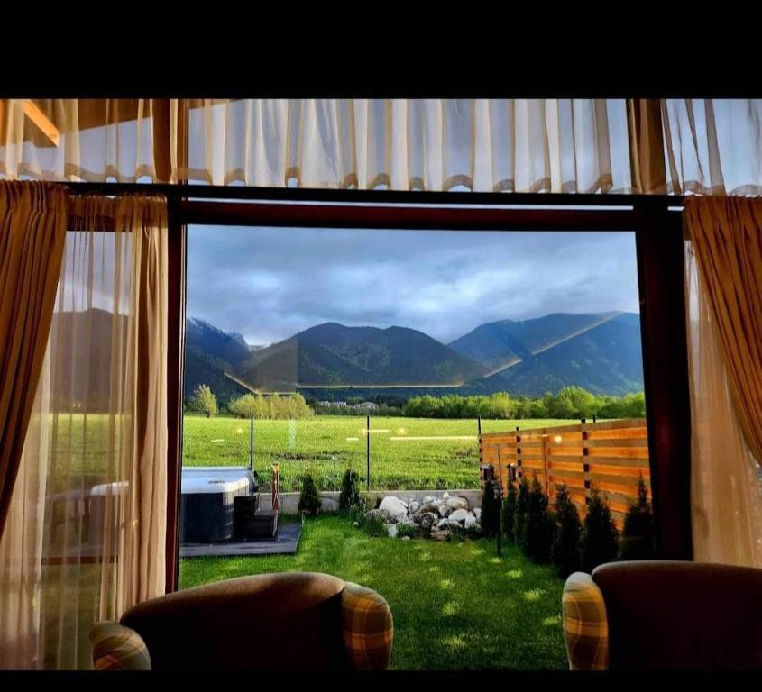 een raam met uitzicht op de bergen bij Mountain villa Jordan- with JACUZZI in Razlog