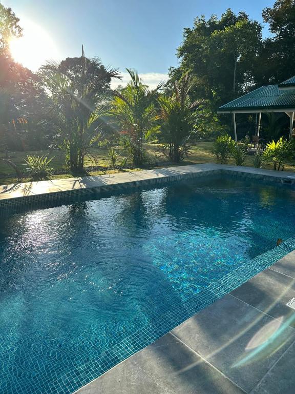 Bazén v ubytování Paradiselodge Casa Romantica nebo v jeho okolí