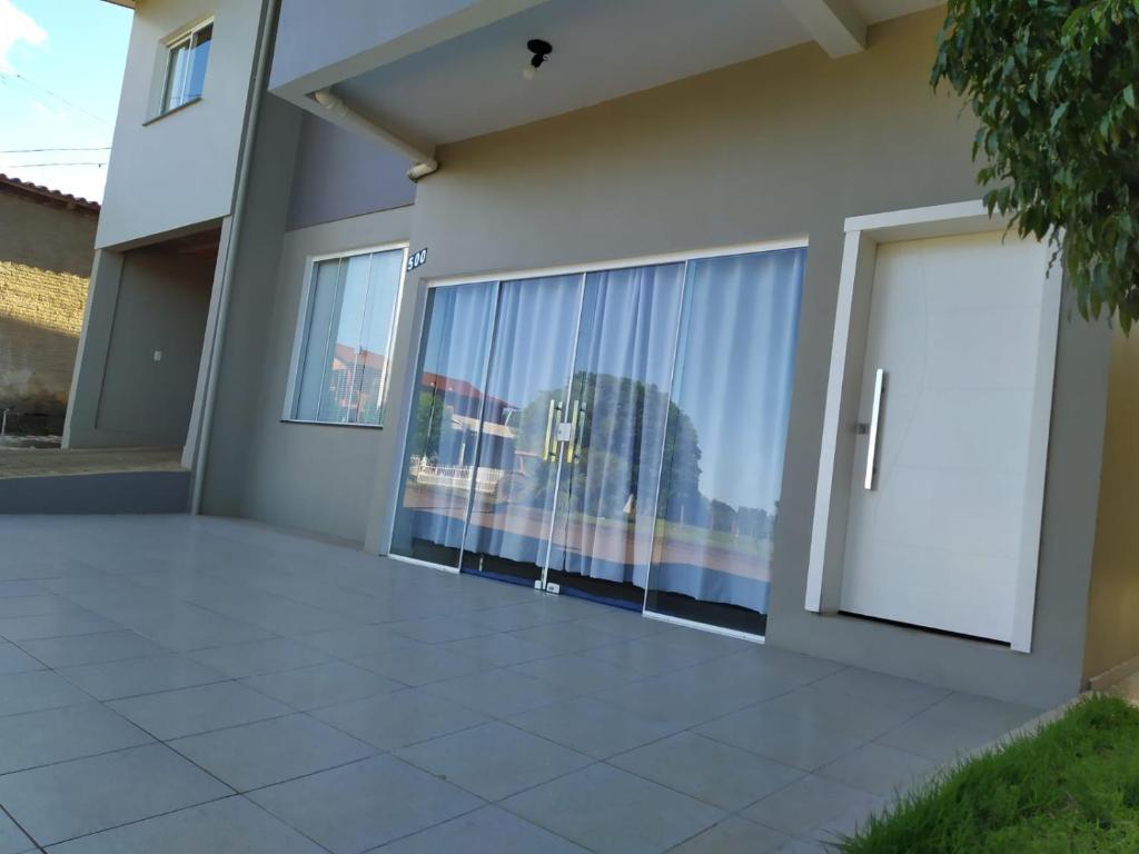 une maison avec une grande fenêtre et une porte dans l'établissement SEU LAR, à Machadinho