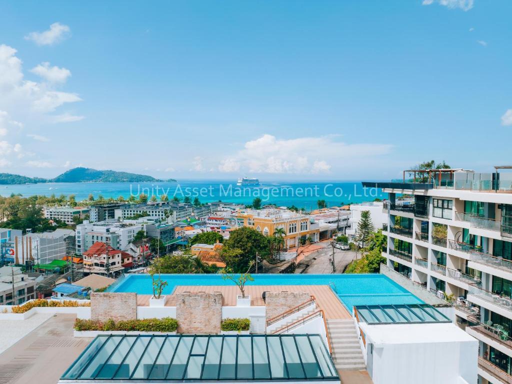 Bazén v ubytování The Unity and The Bliss Patong Residence nebo v jeho okolí
