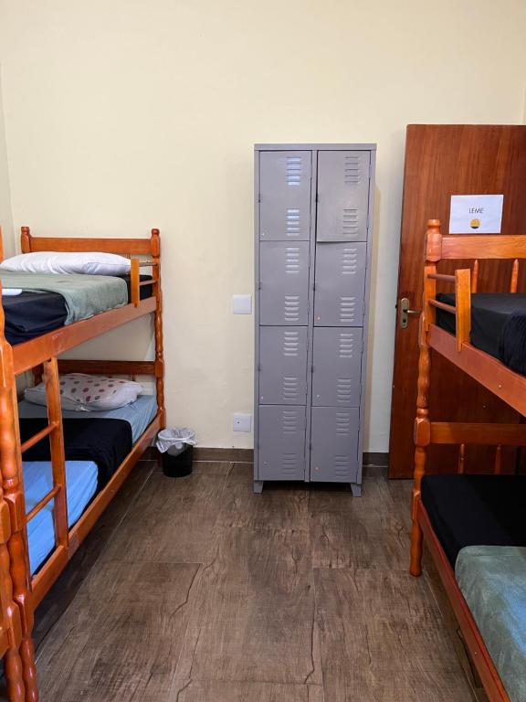 a room with two bunk beds and a locker at Rio Hostel 40 Graus in Rio de Janeiro