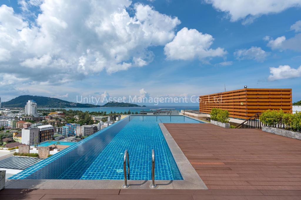 una piscina en la azotea de un edificio en The Unity and The Bliss Patong Residence, en Patong Beach
