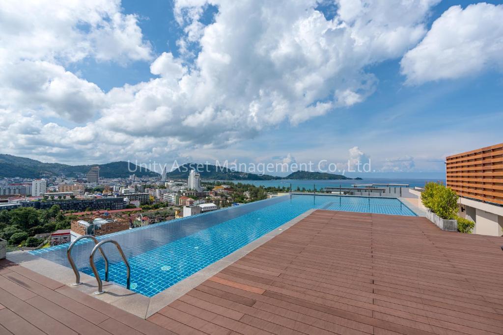 Bazén v ubytování The Unity and The Bliss Patong Residence nebo v jeho okolí