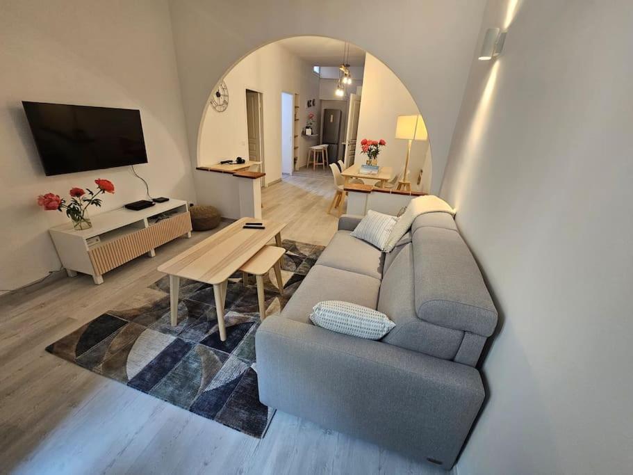 un salon avec un canapé et une table dans l'établissement Chez L's, à Menton