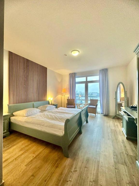 Postel nebo postele na pokoji v ubytování Gästehaus Weserblick am Weser-Sandstrand