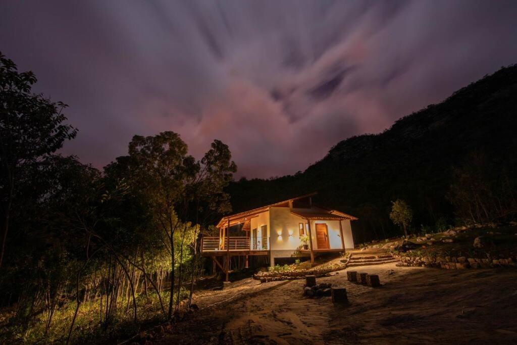 una pequeña casa en medio de un campo por la noche en Lodge Bella Vista do Canoão, en Ibicoara