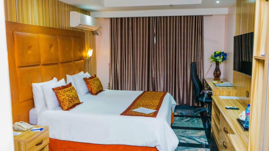 Postel nebo postele na pokoji v ubytování Golden Tulip Hotel- Evergreen Port Harcourt