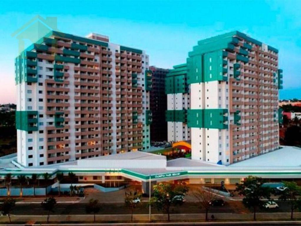 zwei große Hochhäuser in einer Stadt in der Unterkunft Olimpia Park resort in Olímpia