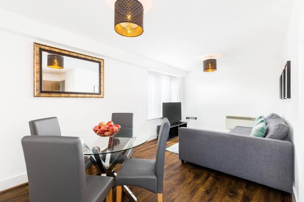 uma sala de estar com uma mesa de vidro e um sofá em Duplex 2 Bedroom Apartment In City Nites - Near Arena - 2 Bathroom - City Centre em Birmingham