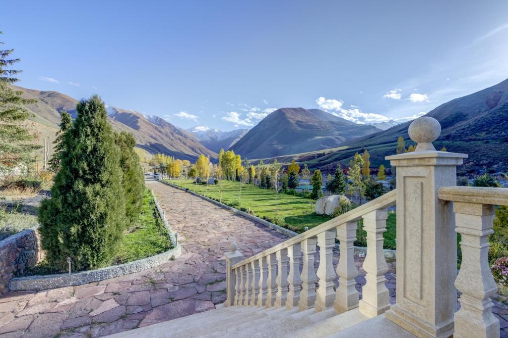 einen Balkon mit Bergblick in der Unterkunft Mountain View Hot Spring Resort in Alamedin