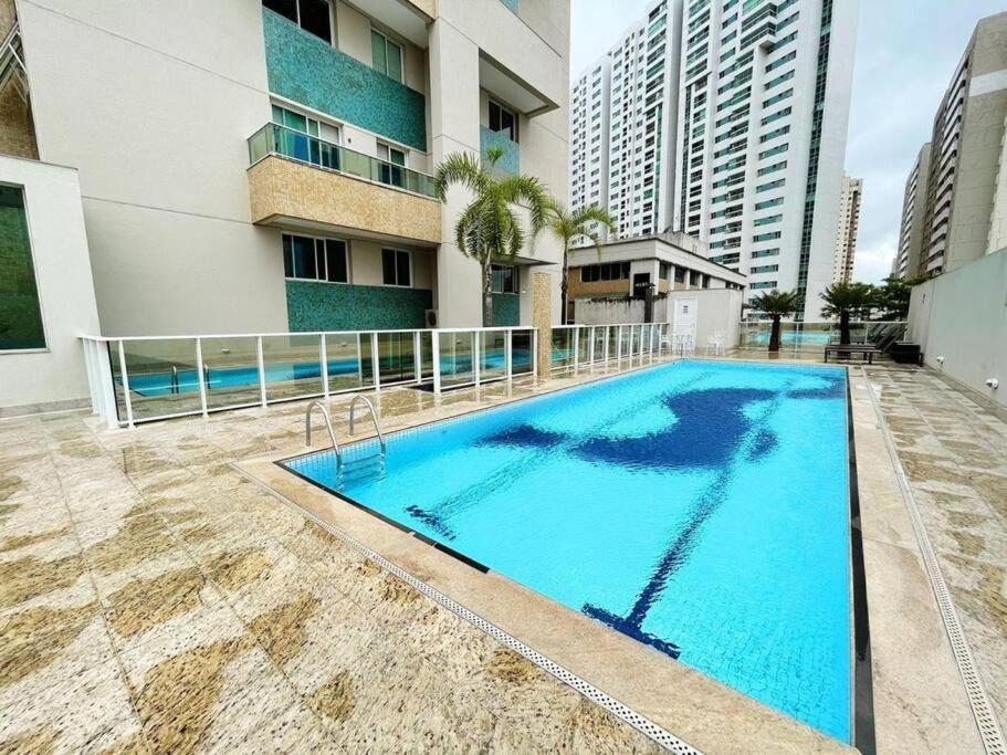 ブラジリアにあるAconcheganteの建物の前の大きなプール