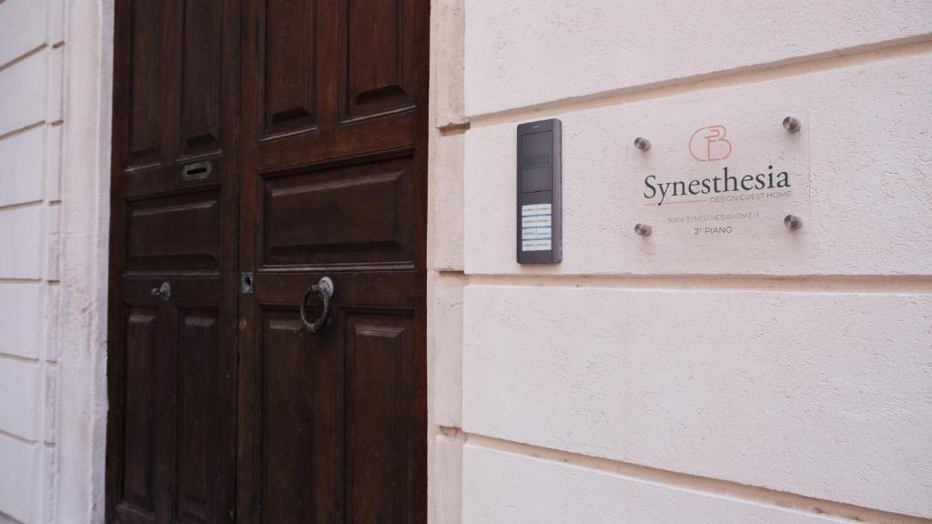 Certifikát, hodnocení, plakát nebo jiný dokument vystavený v ubytování Synesthesia