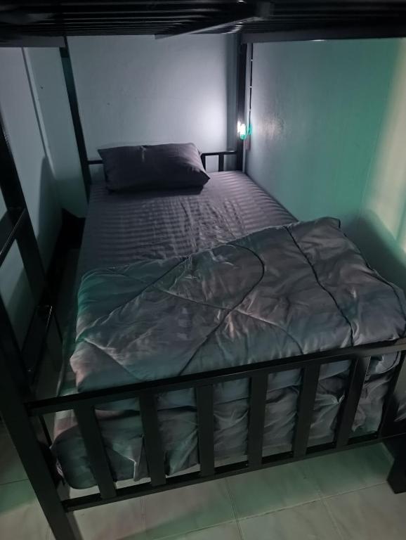 Postel nebo postele na pokoji v ubytování Paifah Hostel