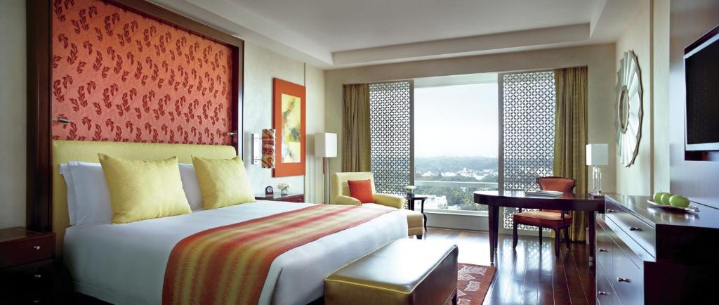 Postel nebo postele na pokoji v ubytování The Ritz - Carlton, Bangalore