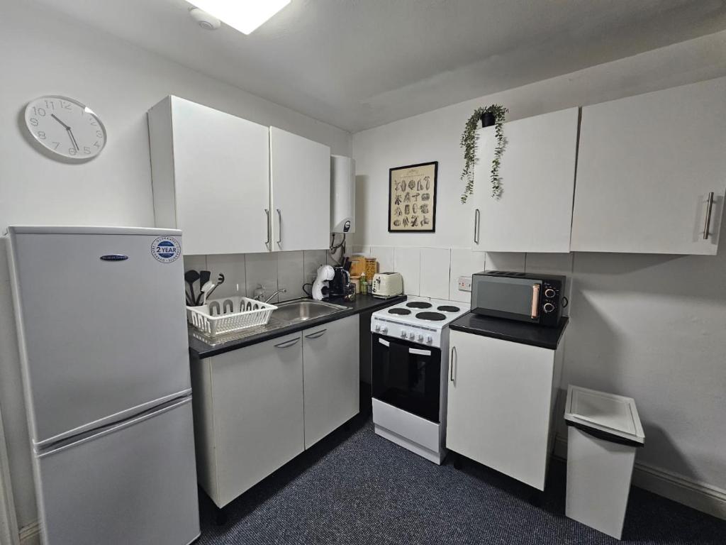 Virtuvė arba virtuvėlė apgyvendinimo įstaigoje LiveStay-Studio Flat in Dalston