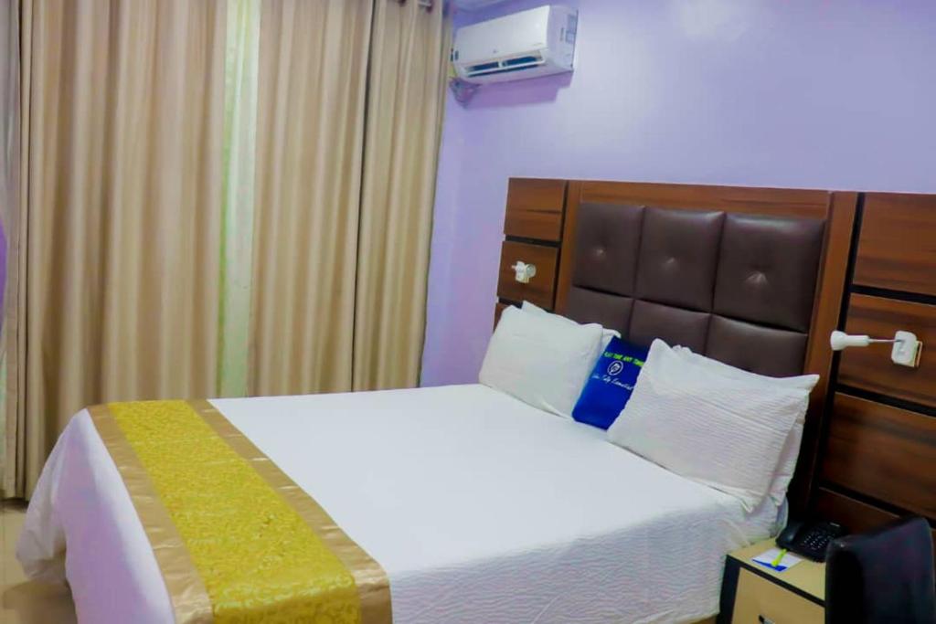 Postel nebo postele na pokoji v ubytování Golden Tulip Hotel- Evergreen Port Harcourt