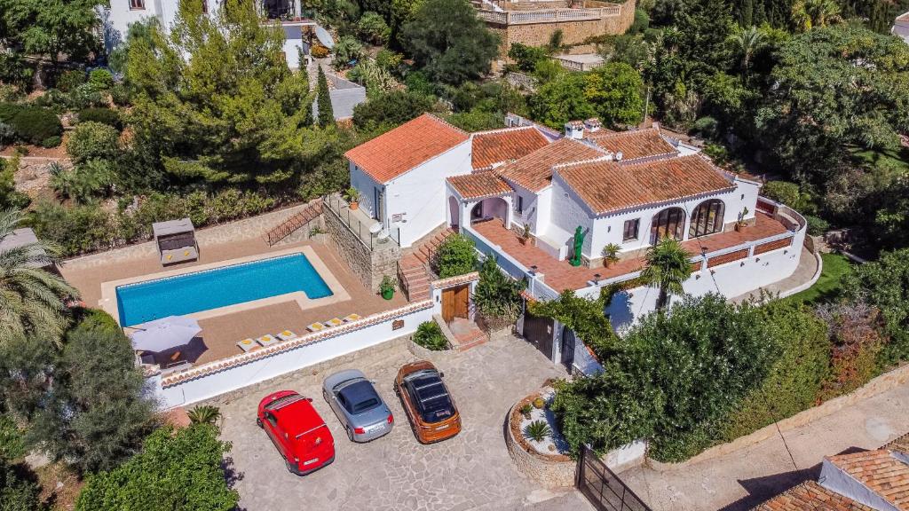 - une vue aérienne sur une maison avec une piscine dans l'établissement Casa Pelefi, à Jávea