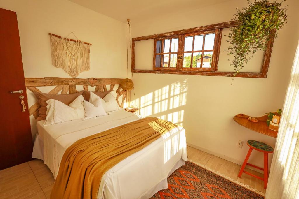 a bedroom with a bed and a window at Casa Örüm in Florianópolis