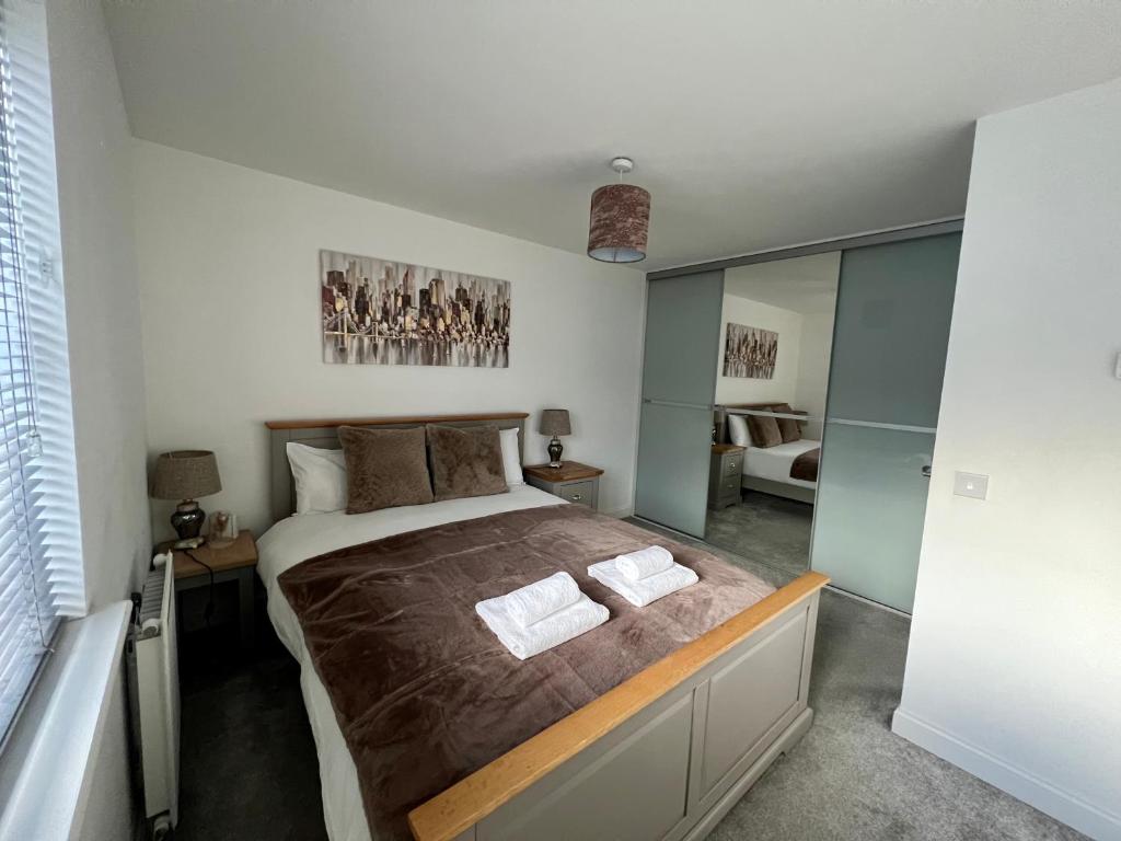 Katil atau katil-katil dalam bilik di Beautiful 4-Bedroom House with Private Garden & Parking
