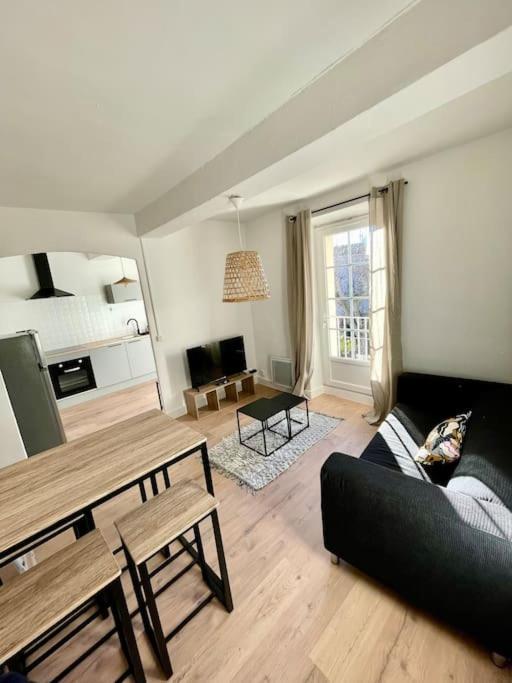 a living room with a couch and a table at Appartement ensoleillé Manosque in Manosque