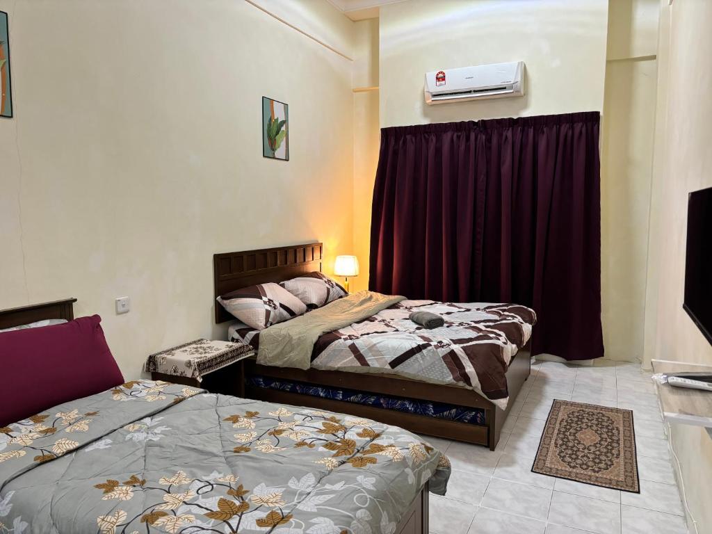 - une chambre avec 2 lits et la climatisation dans l'établissement Sofea Inn Bukit Merah - Laketown A6116, à Simpang Ampat Semanggol