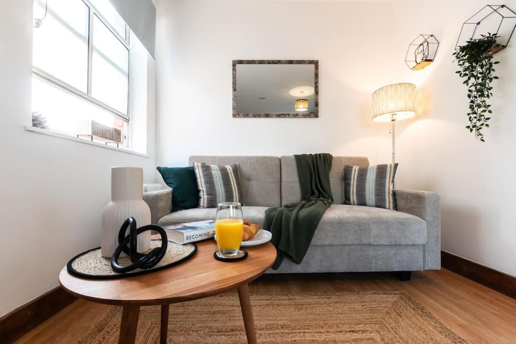 sala de estar con sofá y mesa de centro en Prime Location 1-bedroom apartment - Close to Solent-Hospital-Amazon Voucher for long stay, en Southampton