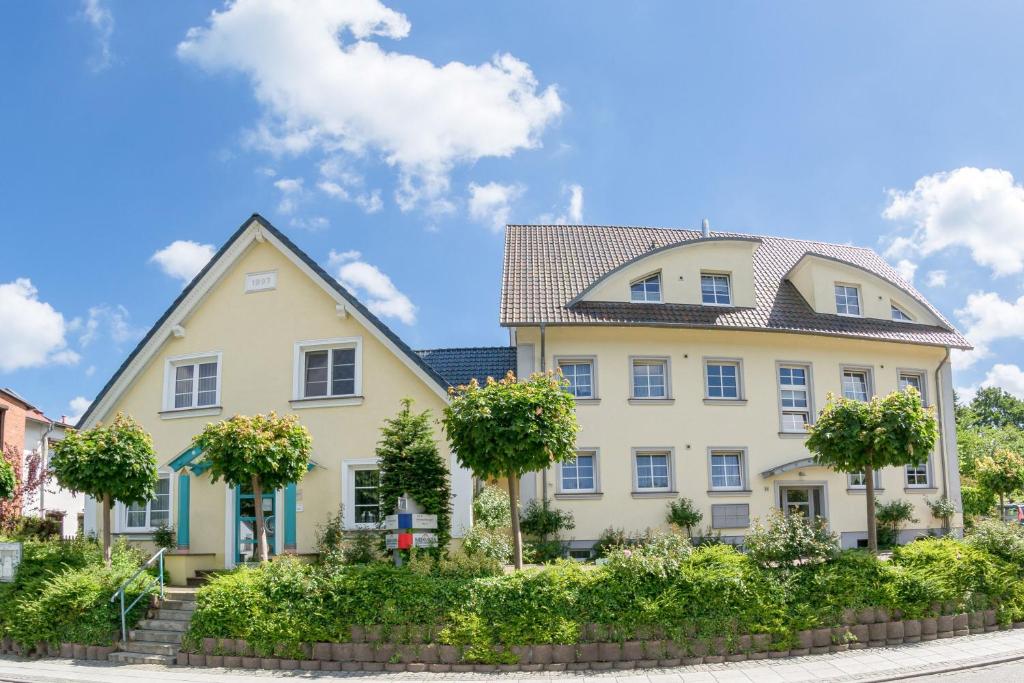 ein großes weißes Haus mit Bäumen davor in der Unterkunft Ferienwohnung Margaretha, App 04 in Ostseebad Sellin