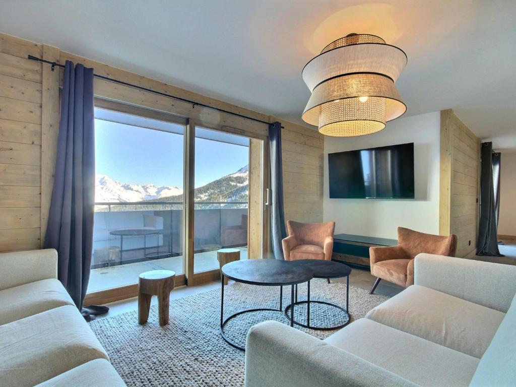 un salon avec un canapé et une table dans l'établissement Magnifique appartement neuf pour 12 personnes avec Wi-Fi - FR-1-455-246, à La Plagne Tarentaise
