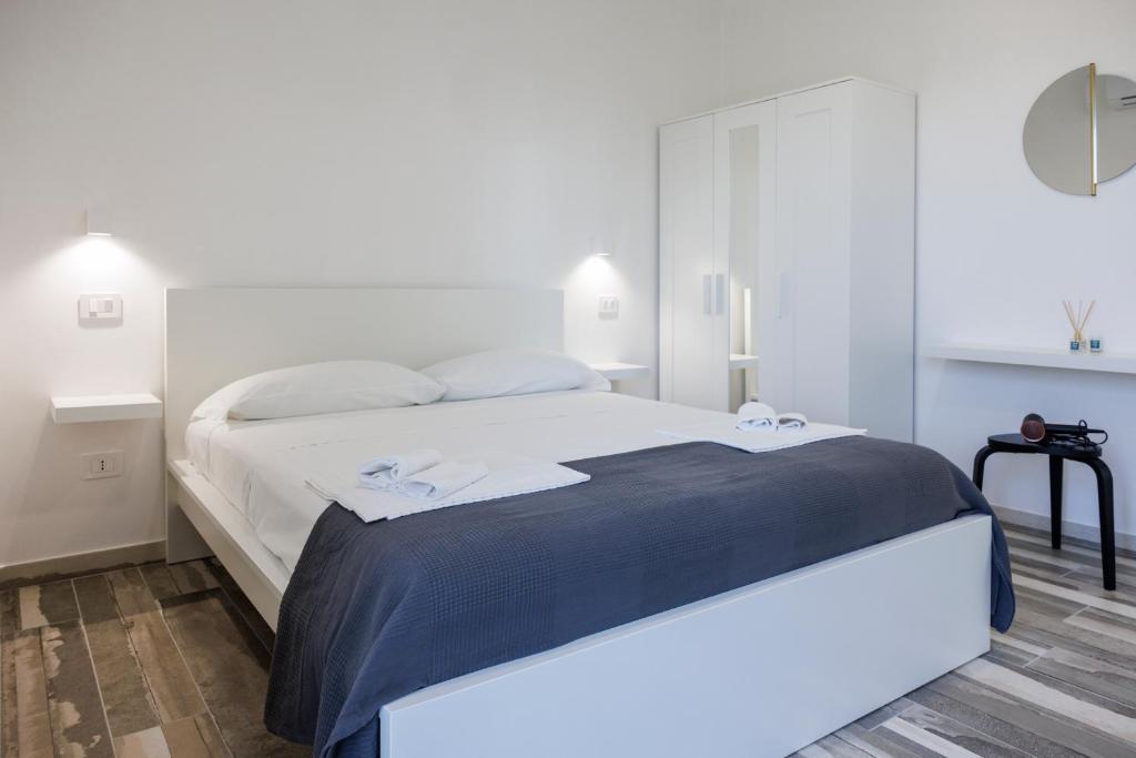a white bedroom with a large bed in a room at Essentia Rooms & Relax in Vasto